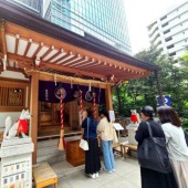 Ngôi đền cầu may cho những người săn vé xem idol